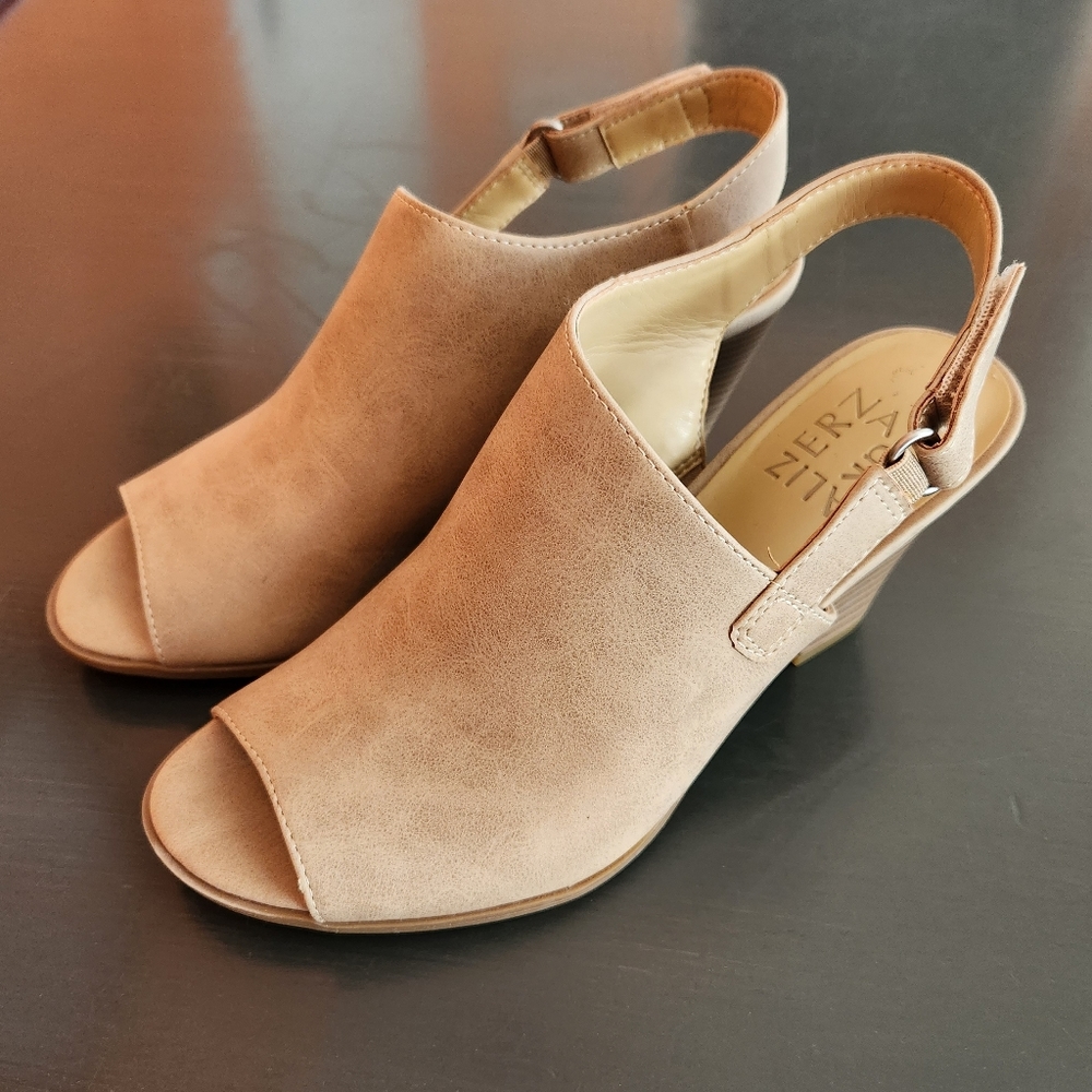 NWOT Naturalizer size 7 peep toe with stacked wood 3" heel.